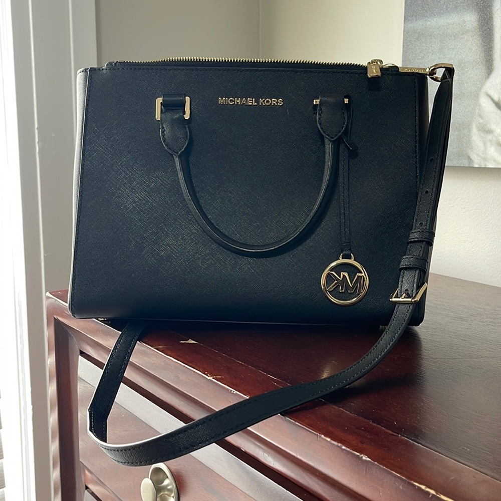 Black Michael kors MK purse medium size